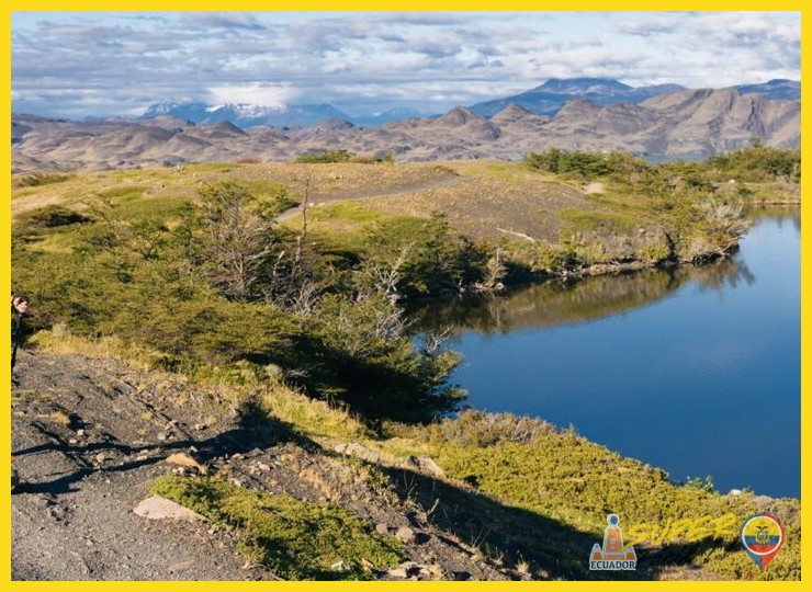 ¿Qué características definen a un sendero natural ejemplar que logra comunicar efectivamente la historia ecológica del territorio?