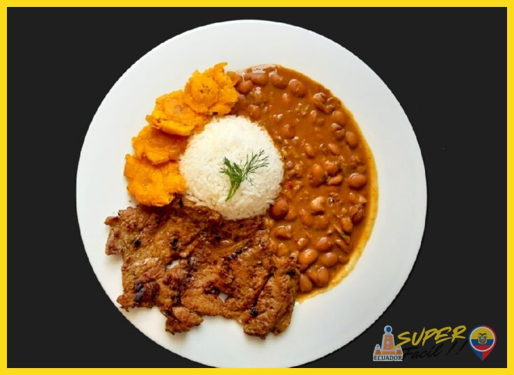 ¿Qué ingredientes constituyen la receta tradicional de la menestra y cómo se complementan con el arroz y la carne?