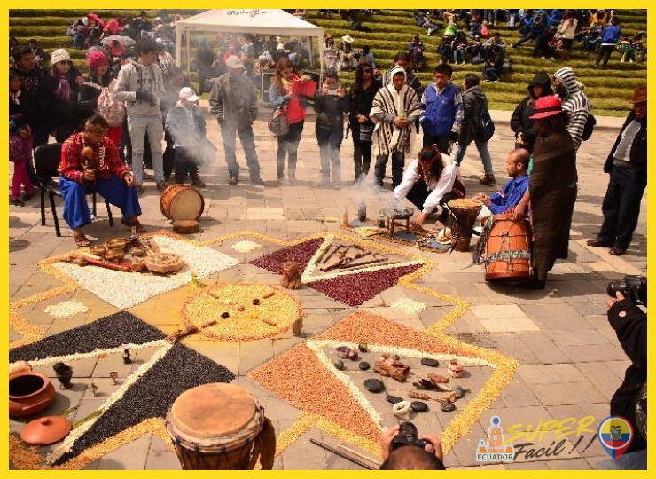 ¿Qué tradiciones y costumbres únicas, como el juego con agua, la música y la gastronomía, definen la celebración del Carnaval de Guaranda como una "tradición viva"?